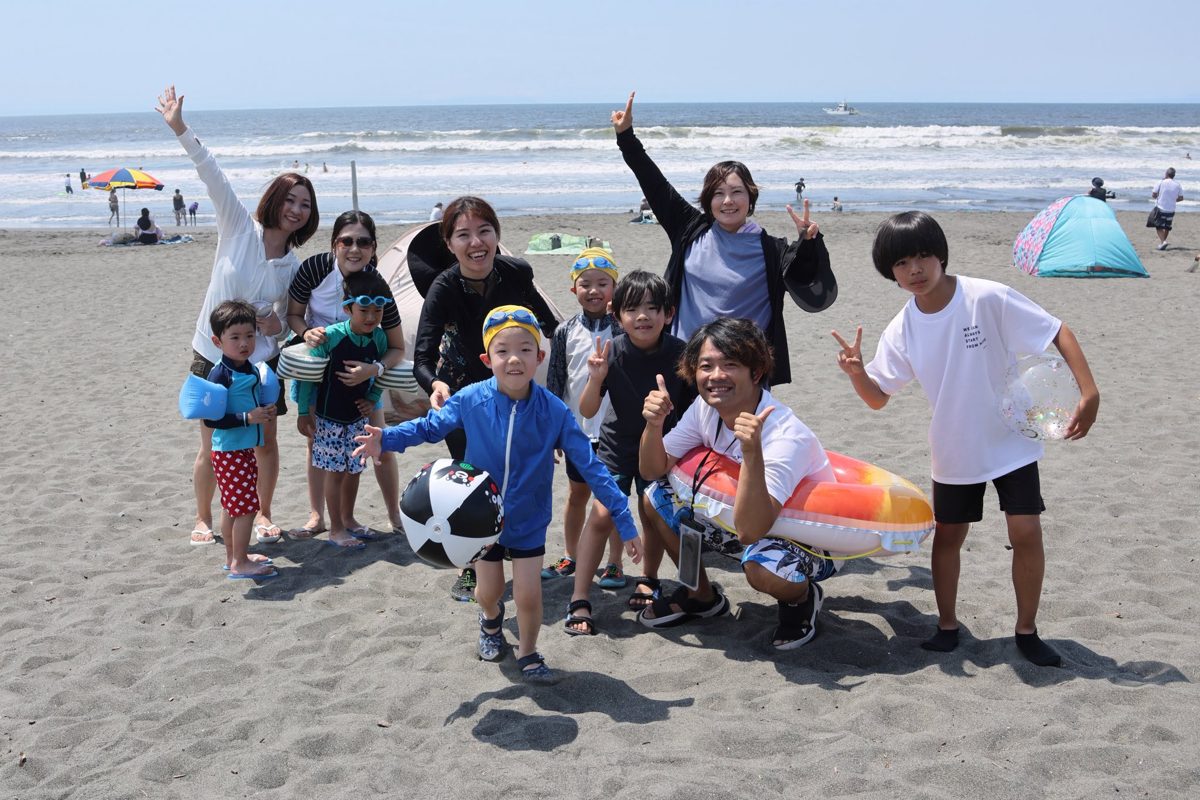 海のオフ会で、子どもたちとママたちに囲まれて笑うじゅんコーチ