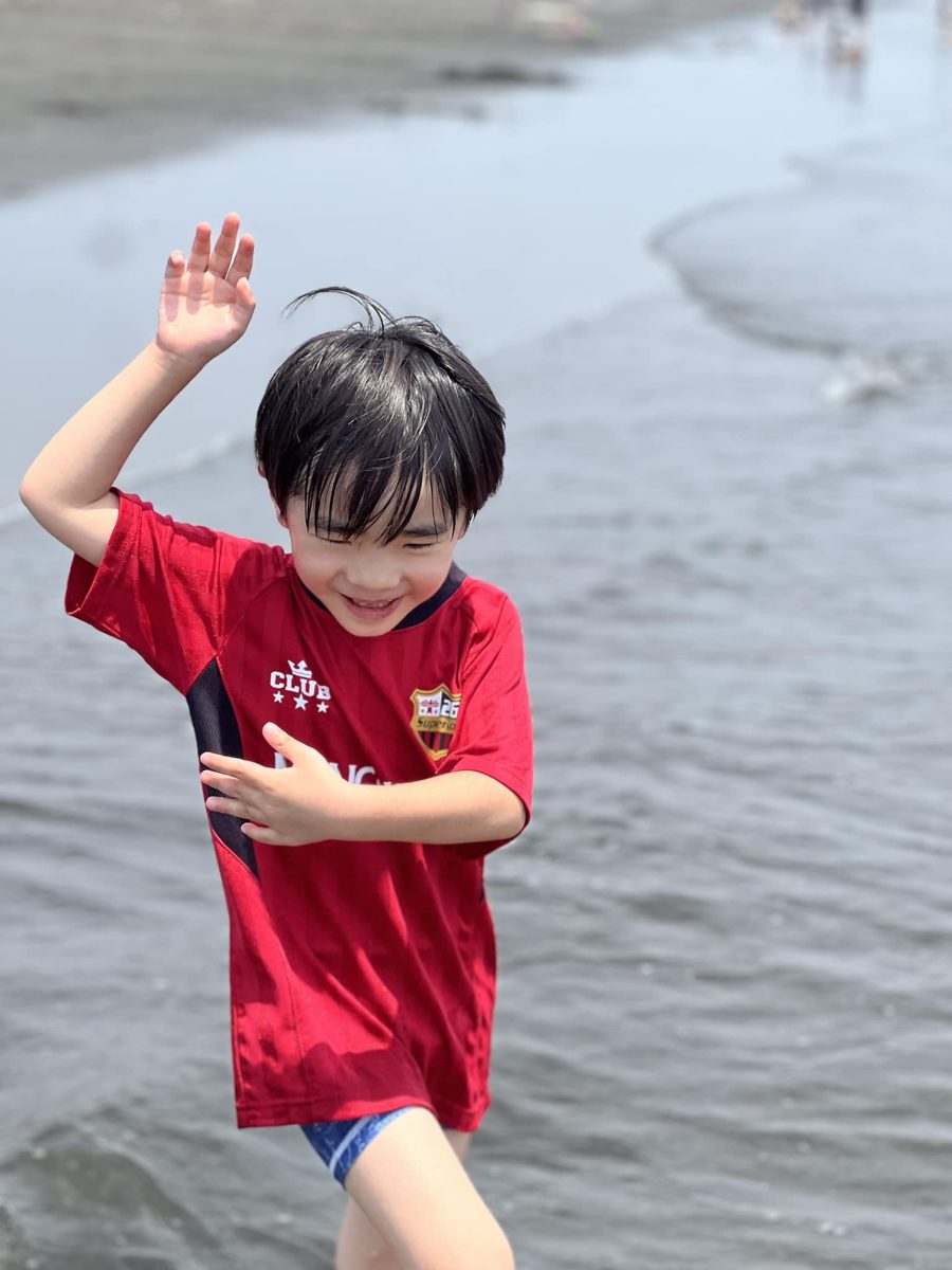 海で手を振るみなとくん