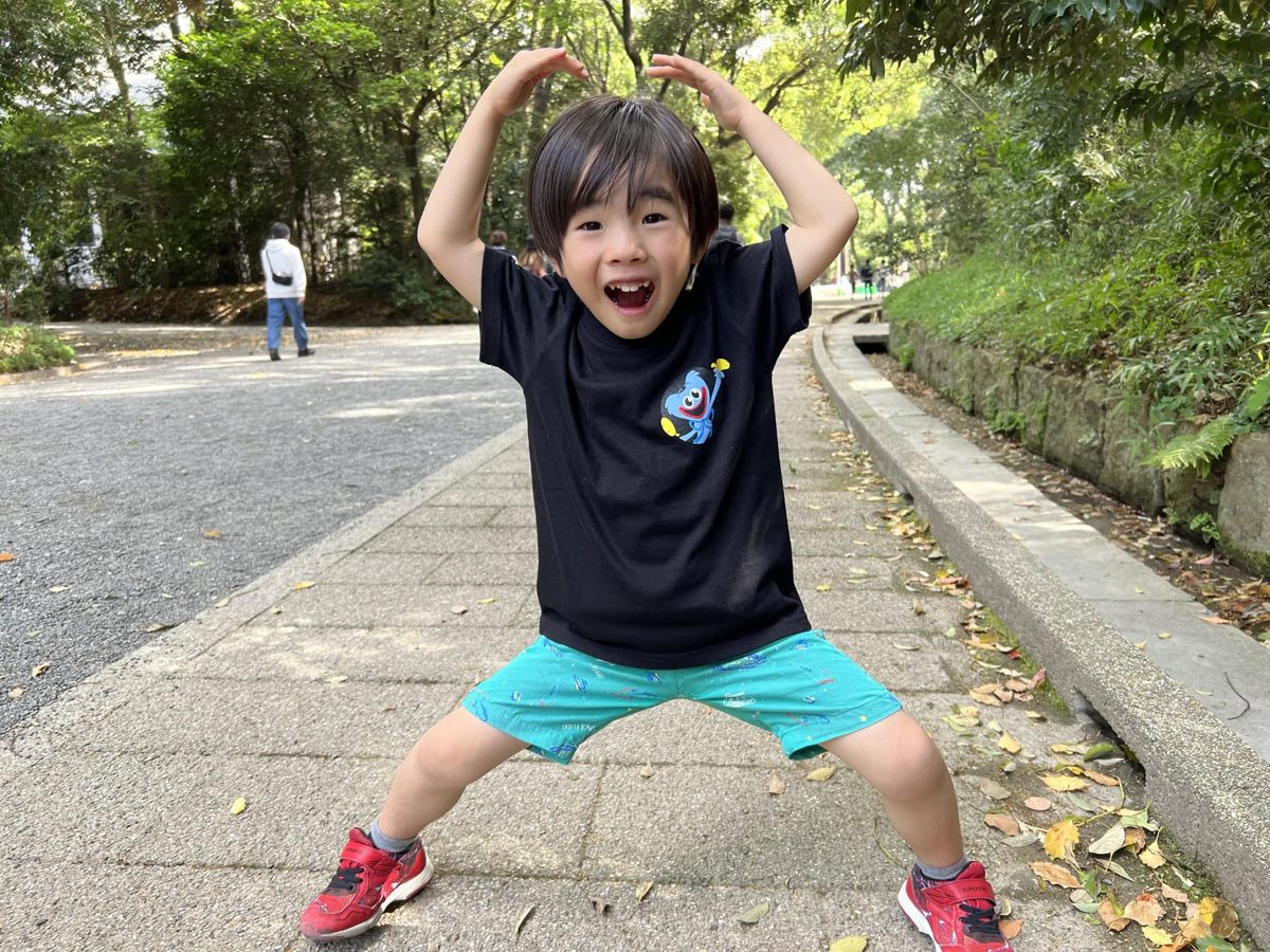 公園で戦いごっこのポーズをきめるみなとくん